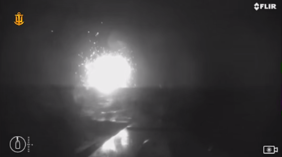 Россия использовала для нескольких целей: что известно о буровой установке "Сиваш", которую Силы обороны поразили в Черном море. Видео