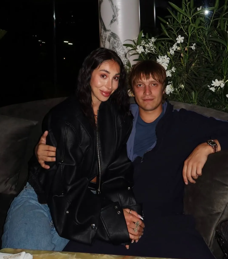 Вихвалялася "гламурним" життям: що відомо про дівчину вбитого на Балі українця Комарова, яка розридалась на камеру після новин про його смерть