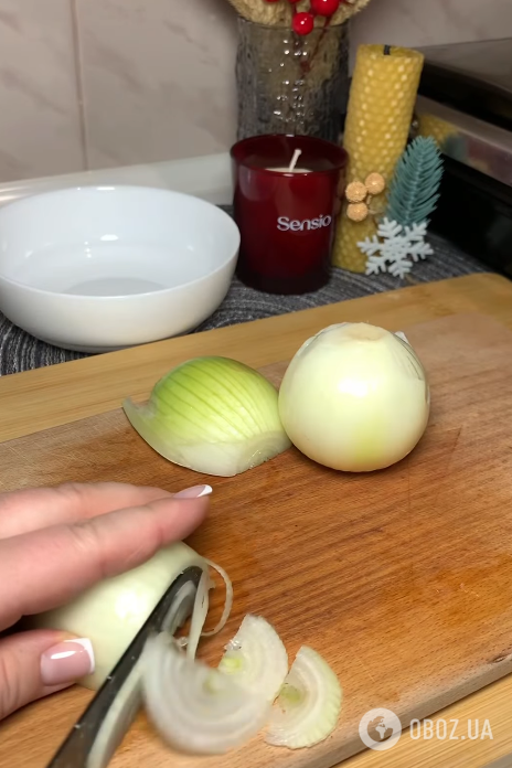 Смачний майонезний салат з куркою та маринованою цибулю: на кожен день і для святкового столу