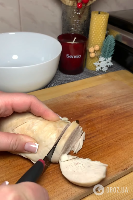 Смачний майонезний салат з куркою та маринованою цибулю: на кожен день і для святкового столу