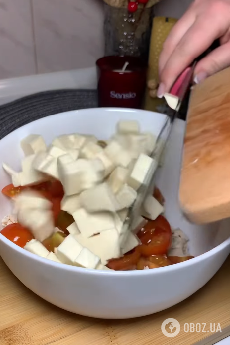 Смачний майонезний салат з куркою та маринованою цибулю: на кожен день і для святкового столу