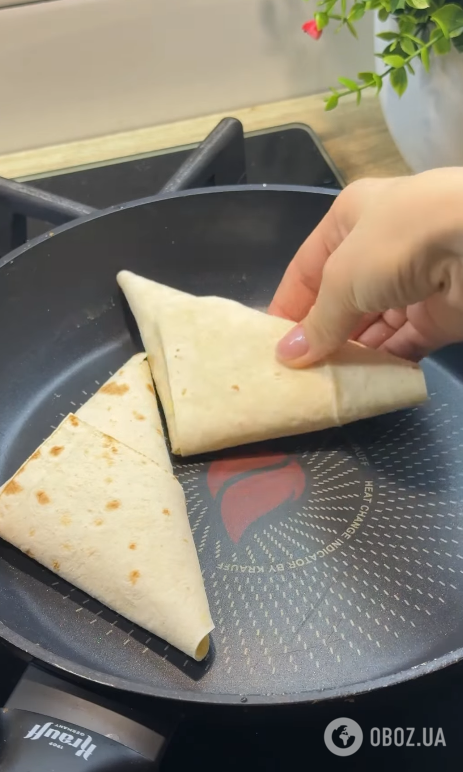 Трикутники з лаваша за 15 хвилин: потрібно просто посмажити на сковорідці