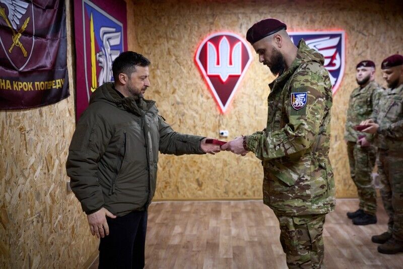 Боронят Славянск, Краматорск, Дружковку и Константиновку: Зеленский на Донбассе отметил государственными наградами воинов ряда бригад. Фото и видео