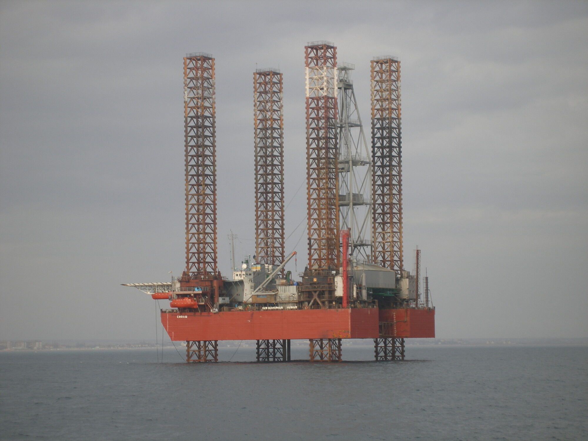 Россия использовала для нескольких целей: что известно о буровой установке "Сиваш", которую Силы обороны поразили в Черном море. Видео