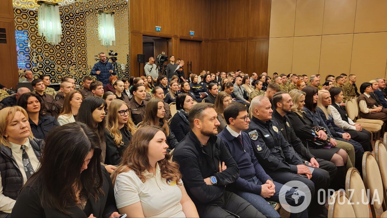 Награды и новые анатомические бронежилеты: в Киеве состоялся форум женщин системы МВД