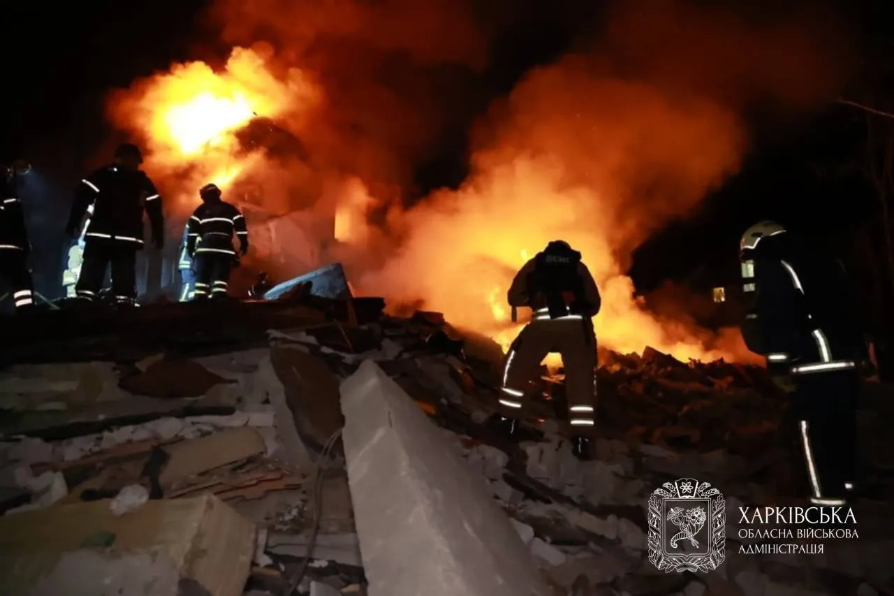 У Харкові російська ракета влучила у багатоповерхівку: з-під завалів дістали загиблих, серед постраждалих є діти. Фото і відео