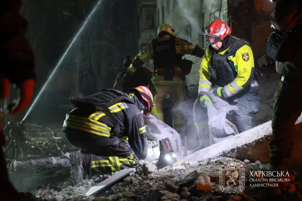 У Харкові російська ракета влучила у багатоповерхівку: з-під завалів дістали загиблих, серед постраждалих є діти. Фото і відео