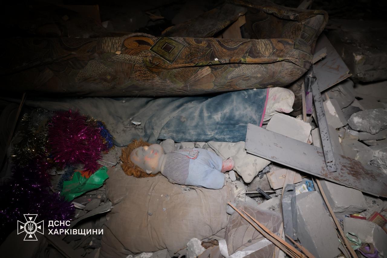 У Харкові російська ракета влучила у багатоповерхівку: з-під завалів дістали загиблих, серед постраждалих є діти. Фото і відео