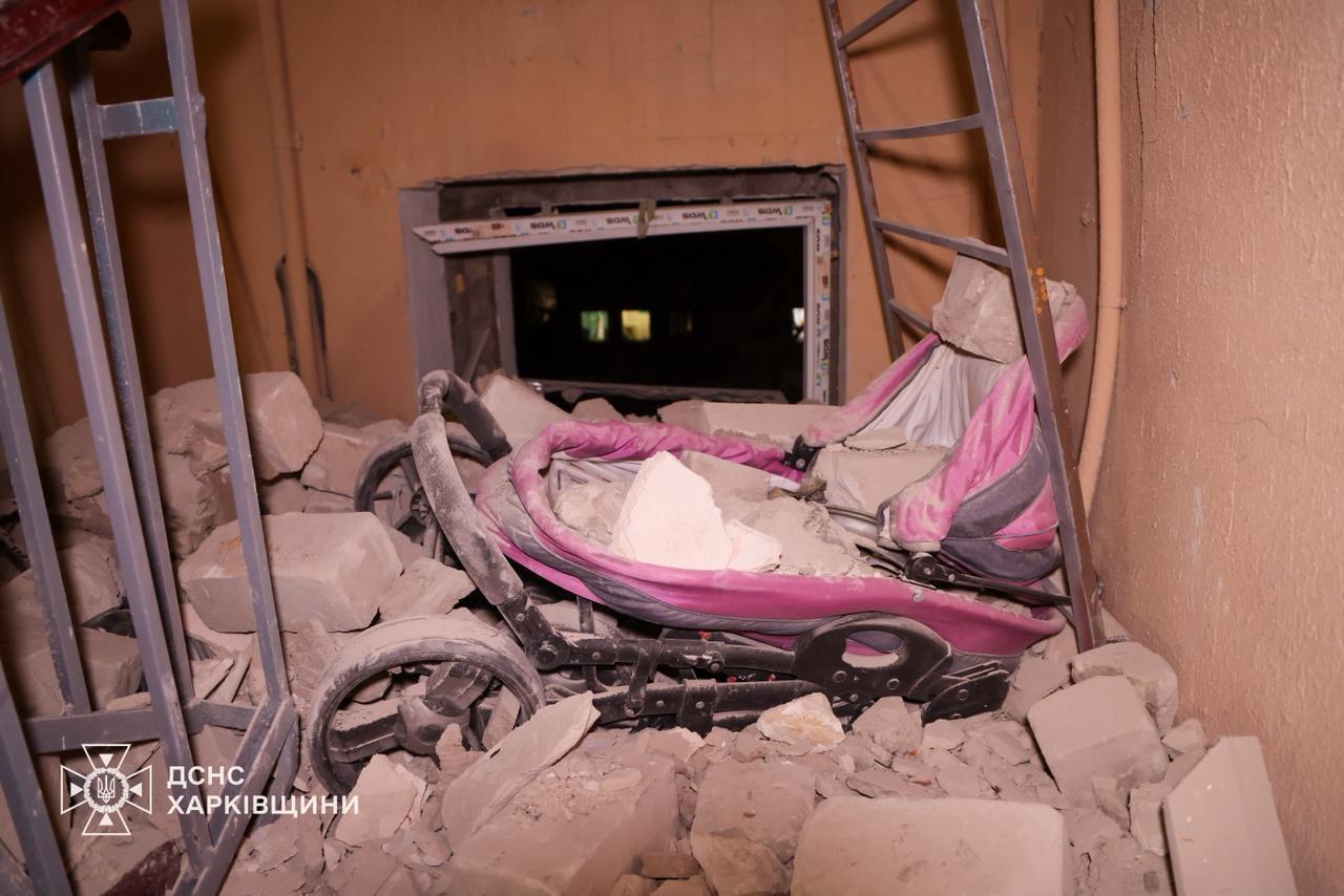 У Харкові російська ракета влучила у багатоповерхівку: з-під завалів дістали загиблих, серед постраждалих є діти. Фото і відео