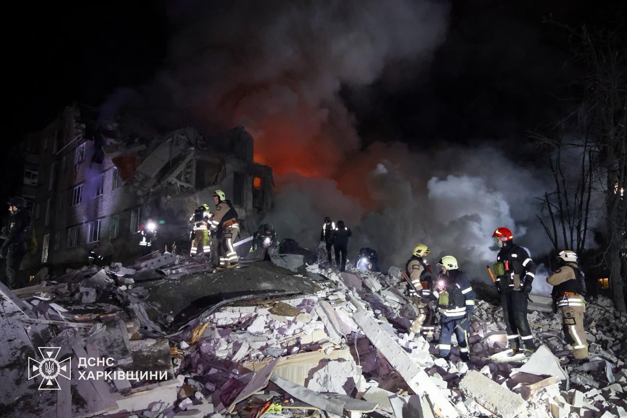 У Харкові російська ракета влучила у багатоповерхівку: з-під завалів дістали загиблих, серед постраждалих є діти. Фото і відео
