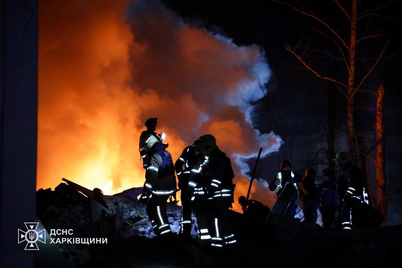 У Харкові російська ракета влучила у багатоповерхівку: з-під завалів дістали загиблих, серед постраждалих є діти. Фото і відео