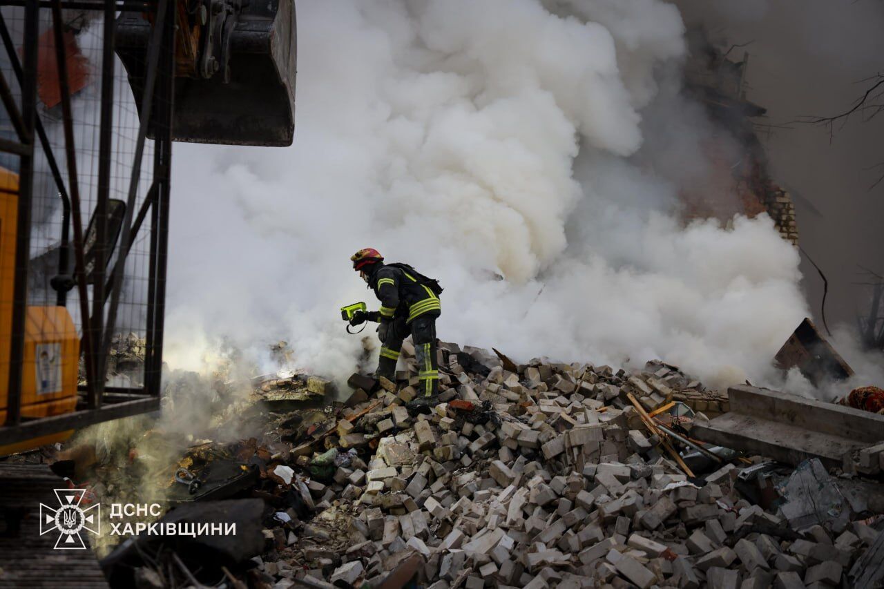 Загинули діти: у Харкові російська ракета влучила у багатоповерхівку і вбила 11 осіб. Фото і відео