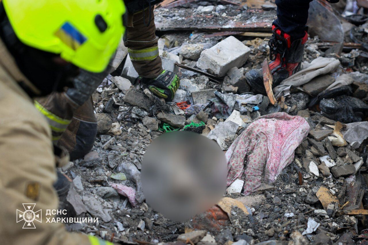 Загинули діти: у Харкові російська ракета влучила у багатоповерхівку і вбила 11 осіб. Фото і відео