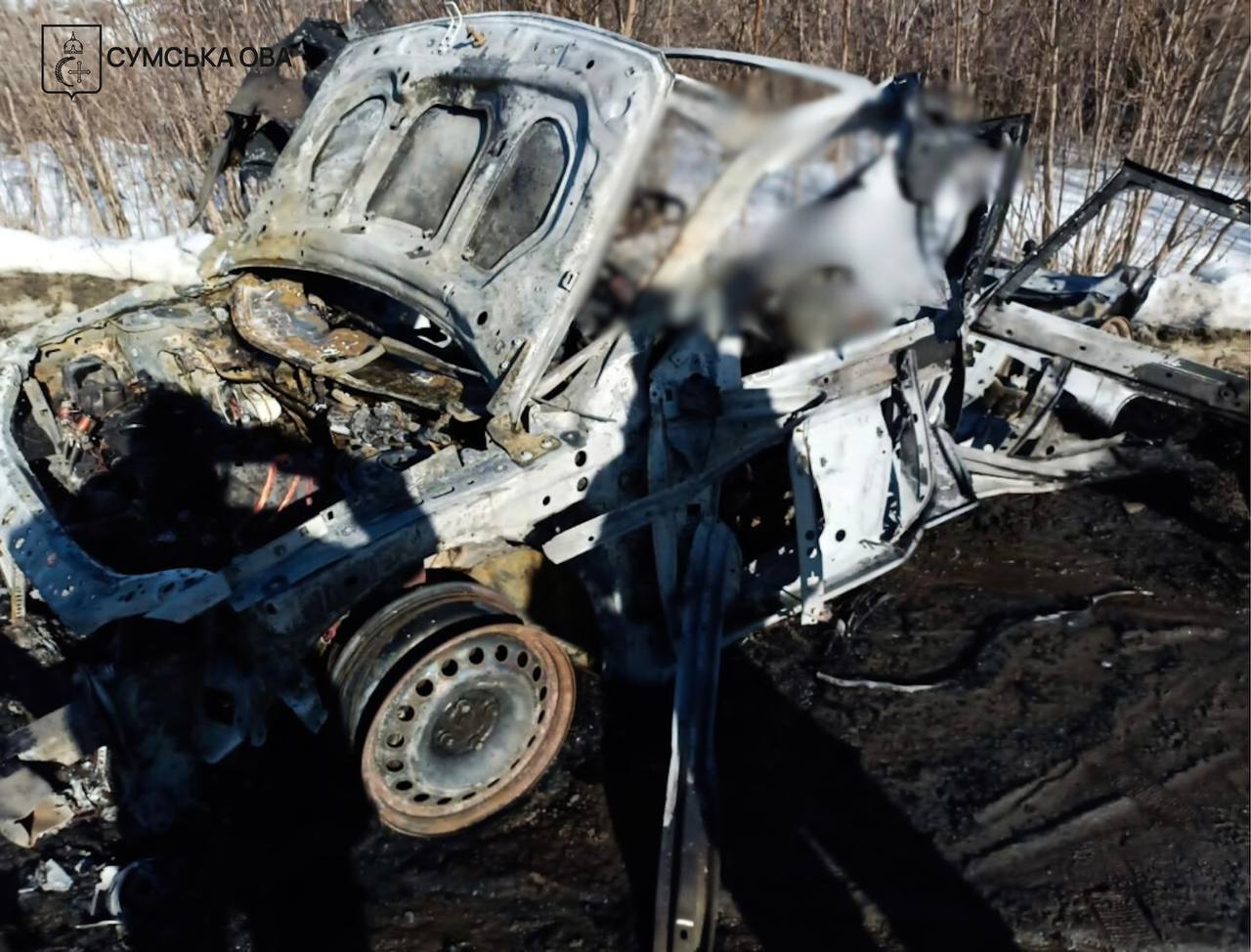 Окупанти поцілили по автівках і будинках на Сумщині: серед постраждалих – правоохоронці. Фото