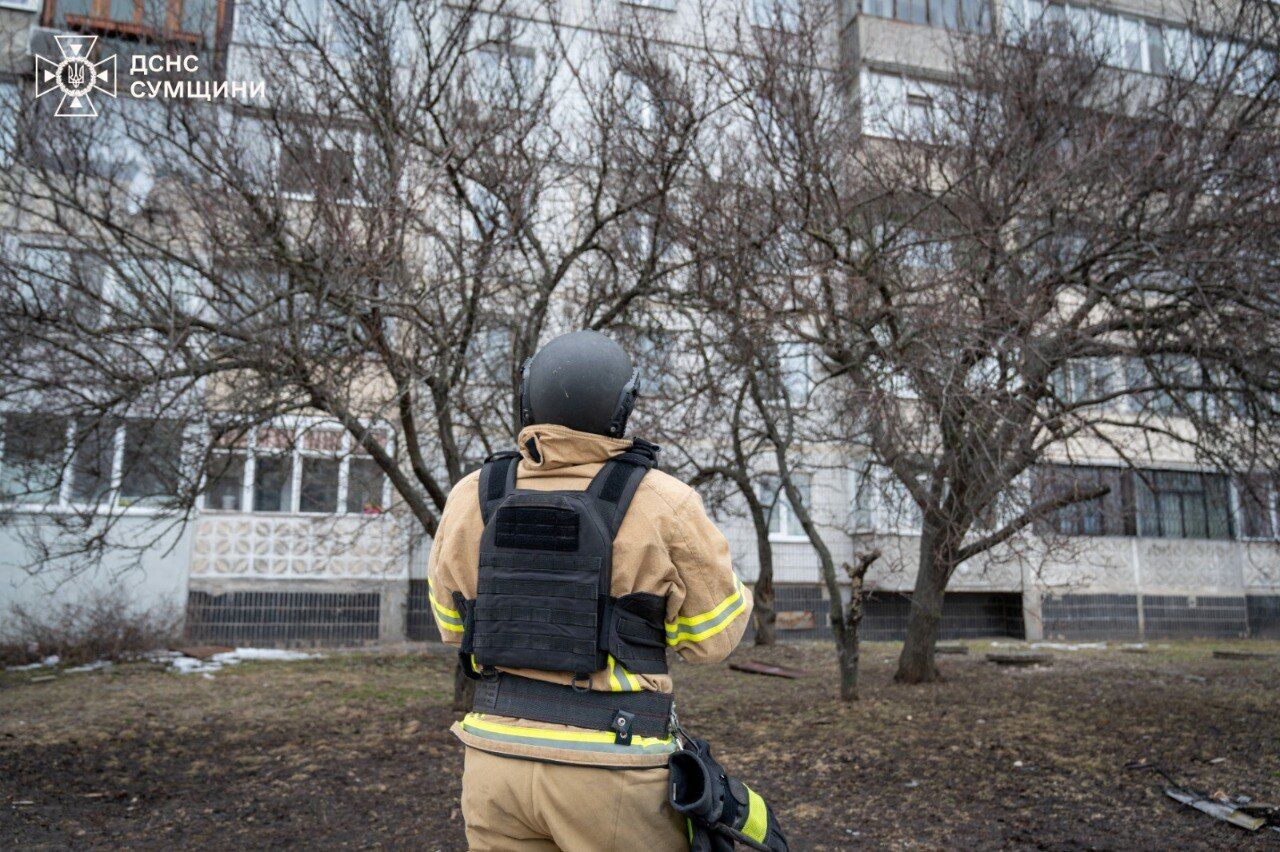 Окупанти поцілили по автівках і будинках на Сумщині: серед постраждалих – правоохоронці. Фото