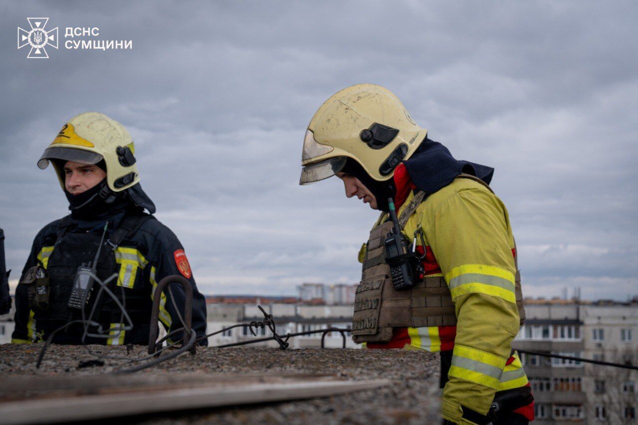 Окупанти поцілили по автівках і будинках на Сумщині: серед постраждалих – правоохоронці. Фото