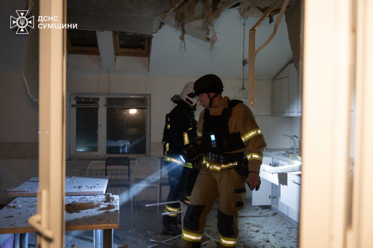 Окупанти поцілили по автівках і будинках на Сумщині: серед постраждалих – правоохоронці. Фото