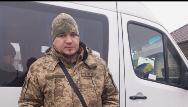 Із російського полону повернувся військовий з Житомирщини, якому дружина щомісяця писала листи. Фото