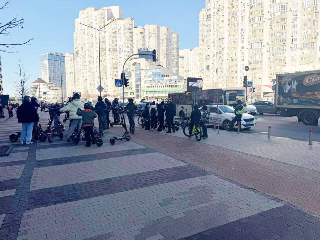 У Києві підліток на електросамокаті збив жінку: постраждалу госпіталізували. Фото та відео