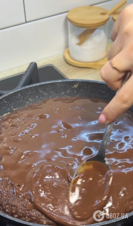 Смачний шоколадний пиріг на сковорідці: готується на сковорідці