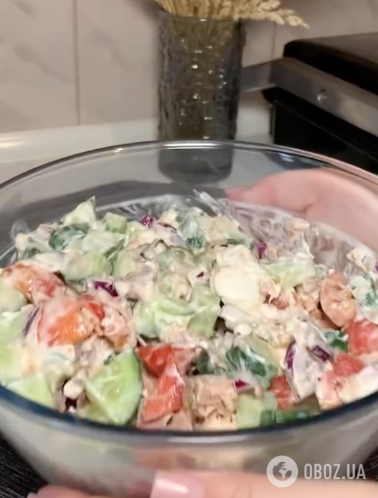 Салат "Весняний" з овочів і з тунцем: ділимося легким рецептом смачної страви