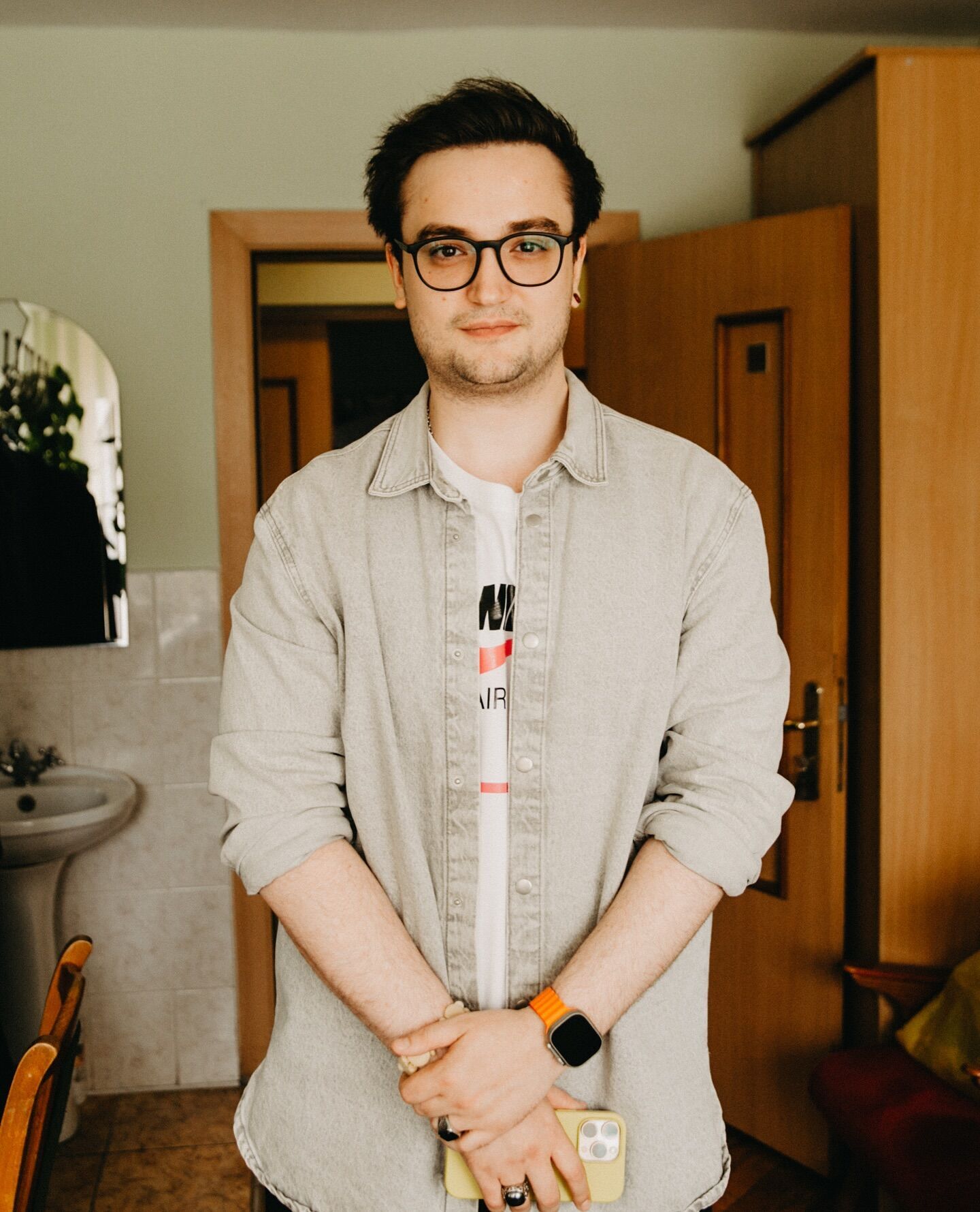 "Меня записали в уклонисты". Актер Вячеслав Хостикоев рассказал историю о гастролях за границей, которая вызвала волну хейта