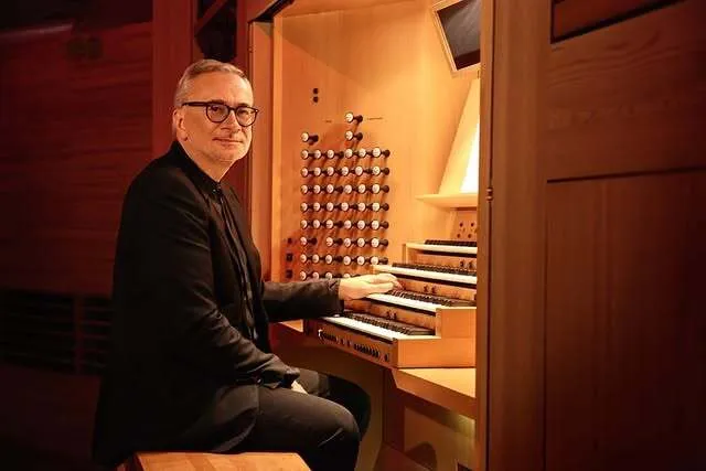 62-річного Костянтина Меладзе, який живе в Іспанії і мовчить про війну в Україні, "застукали" із молодою коханою. Фото