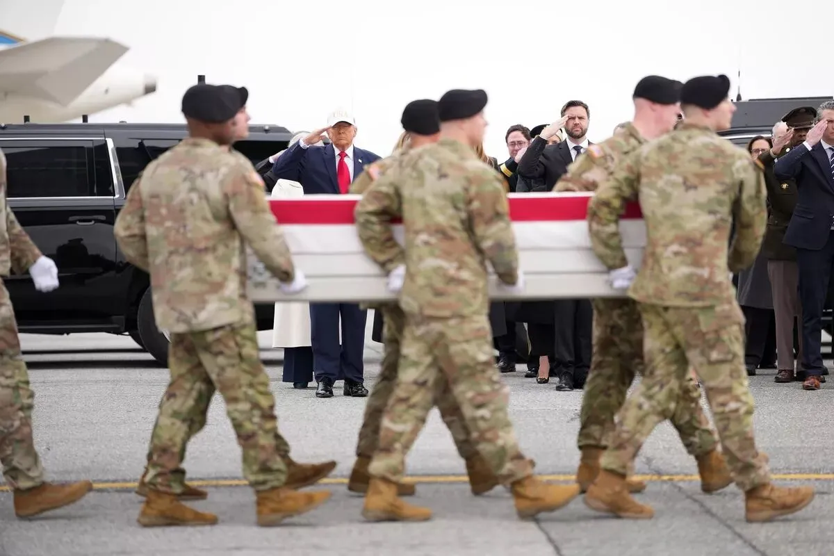 Віддали життя за США: Трамп взяв участь у церемонії перевезення тіл загиблих військових