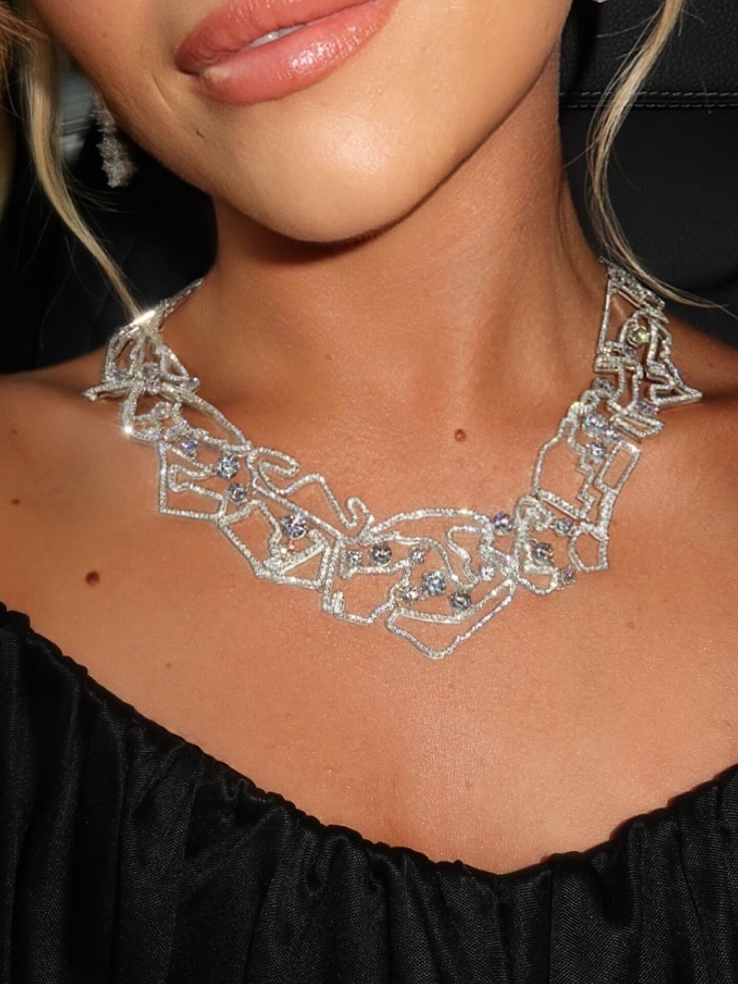 Для подруги пілота Ф-1 створили унікальну прикрасу з 1800 діамантами. Фото та відео