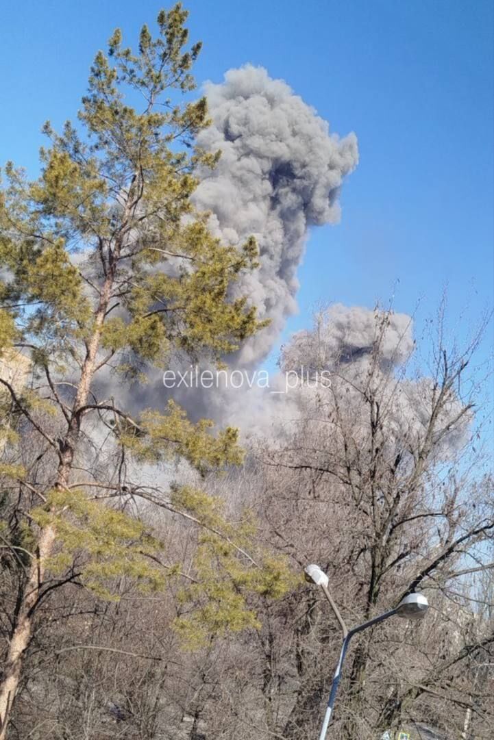 В Донецке после атаки БПЛА пылает склад, где хранились вражеские дроны: столбы дыма достигают неба. Видео