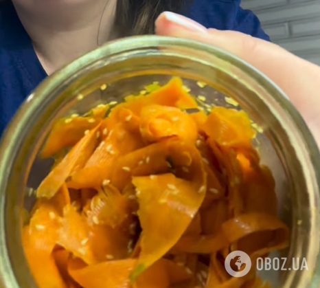 Оригинальный салат из моркови: нарежьте овощ слайсами и добавьте пикантную заправку