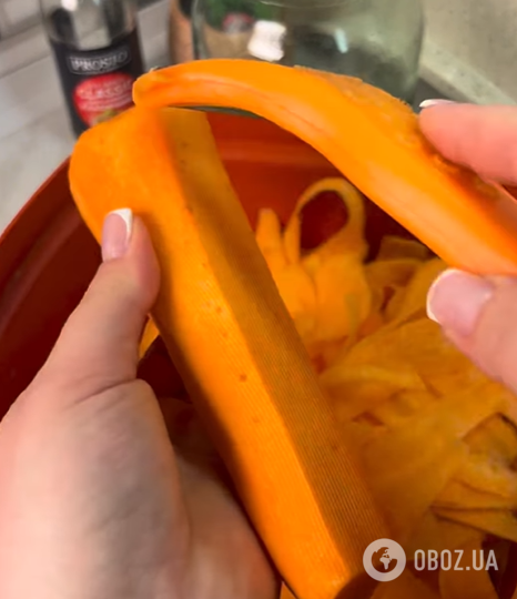 Оригинальный салат из моркови: нарежьте овощ слайсами и добавьте пикантную заправку