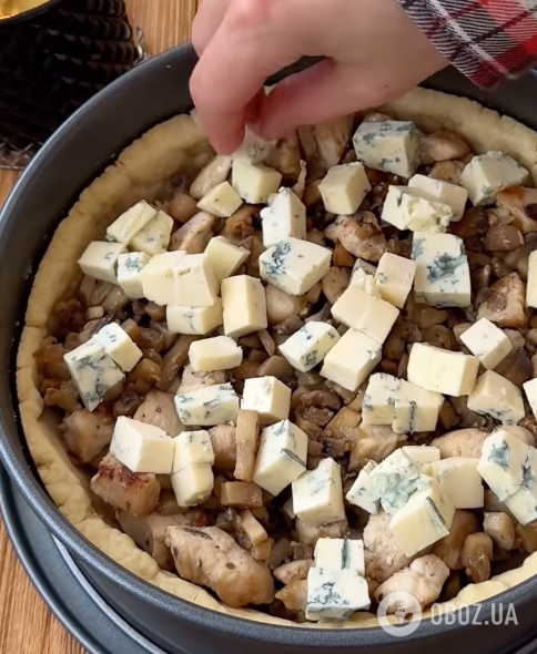 Смачний сирно-грибний кіш за 30 хвилин: рецепт апетитної закуски, коли гості на порозі