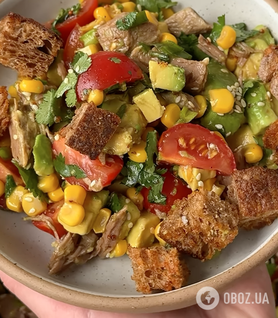 Корисний салат з овочів, м'яса та авокадо для перекусу: готується страва 5 хвилин