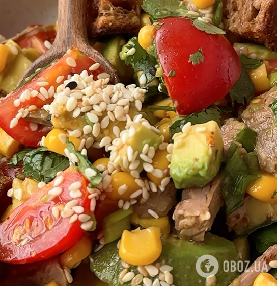 Корисний салат з овочів, м'яса та авокадо для перекусу: готується страва 5 хвилин