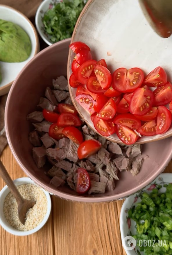 Корисний салат з овочів, м'яса та авокадо для перекусу: готується страва 5 хвилин