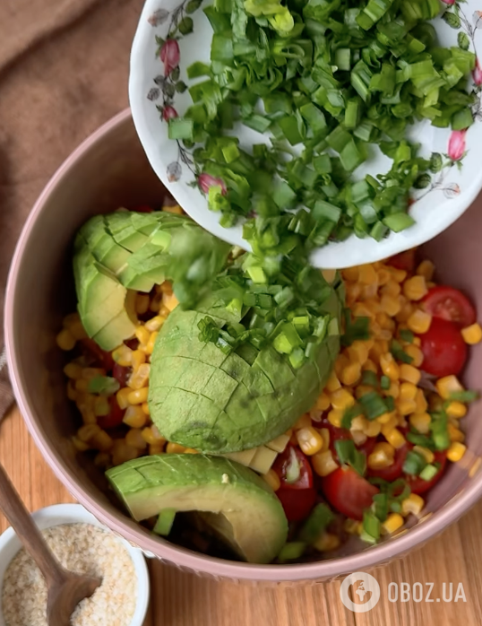 Корисний салат з овочів, м'яса та авокадо для перекусу: готується страва 5 хвилин