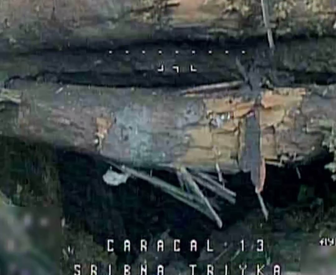 Філігранна робота: оператори дронів знищили замаскований бліндаж і живу силу ворога. Відео