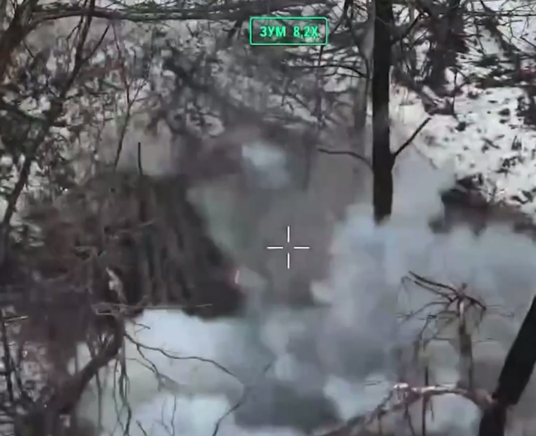 Філігранна робота: оператори дронів знищили замаскований бліндаж і живу силу ворога. Відео