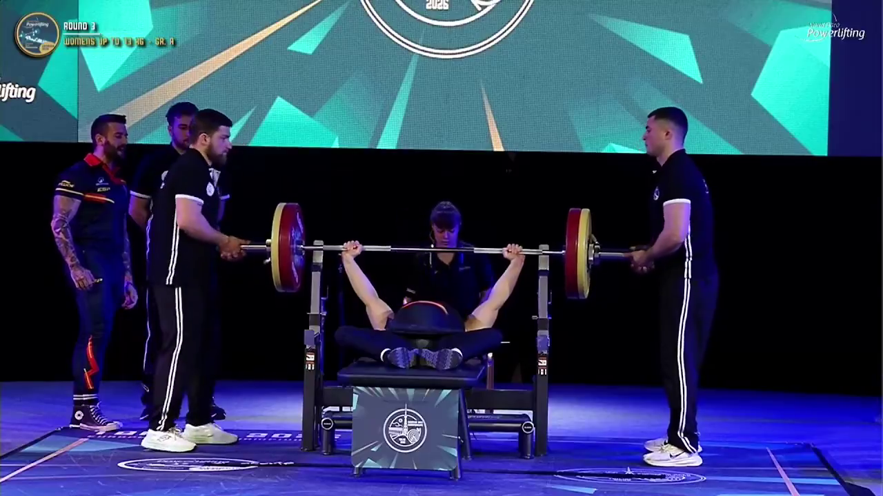 Испанская силачка с неоперабельнім раком 4-й степени стала вице-чемпионкой Европы, установив национальный рекорд. Видео