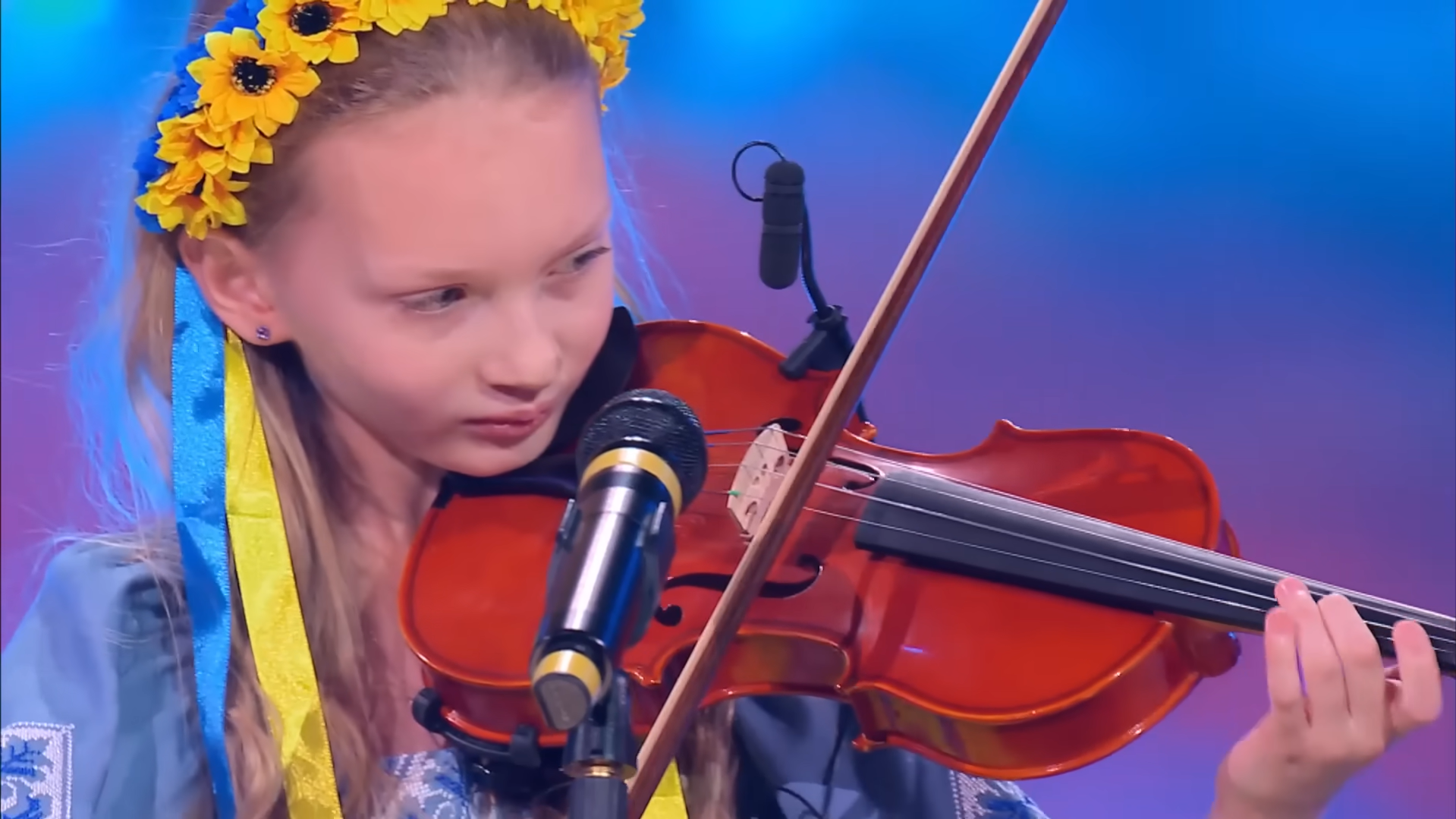 Розвернули усі крісла і довели до сліз: співачка Ілларія з донькою на "Голосі" в Італії розчулила піснею про "супергероїв" війни. Відео