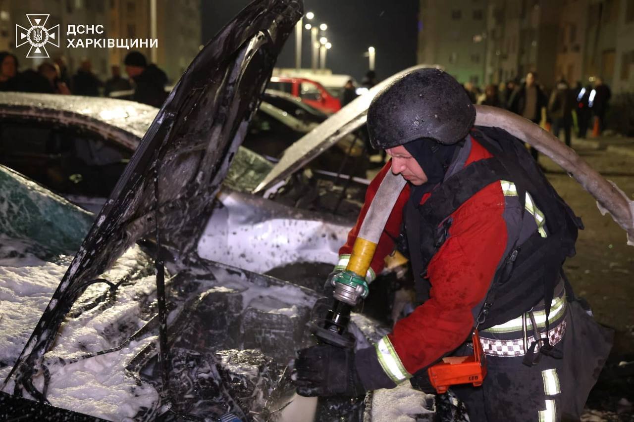 Ворог вдарив дроном по Харкову: вибиті вікна у будинках, вісім постраждалих, серед них – дитина. Фото