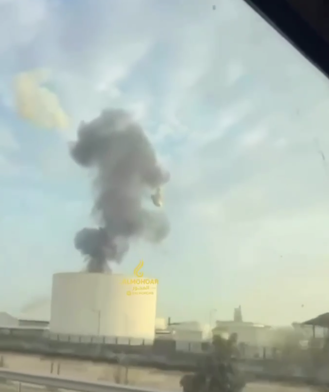 "Ключовий об'єкт": Іран атакував найбільший НПЗ у Бахрейні, піднявся дим. Фото і відео