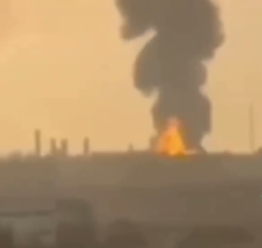 "Ключовий об'єкт": Іран атакував найбільший НПЗ у Бахрейні, піднявся дим. Фото і відео