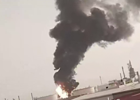 "Ключовий об'єкт": Іран атакував найбільший НПЗ у Бахрейні, піднявся дим. Фото і відео