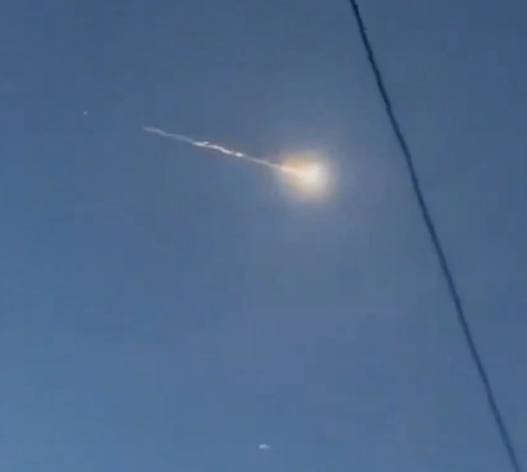 В Германии обломок метеорита пробил крышу жилого дома: сначала подумали, что это ракета. Фото и видео