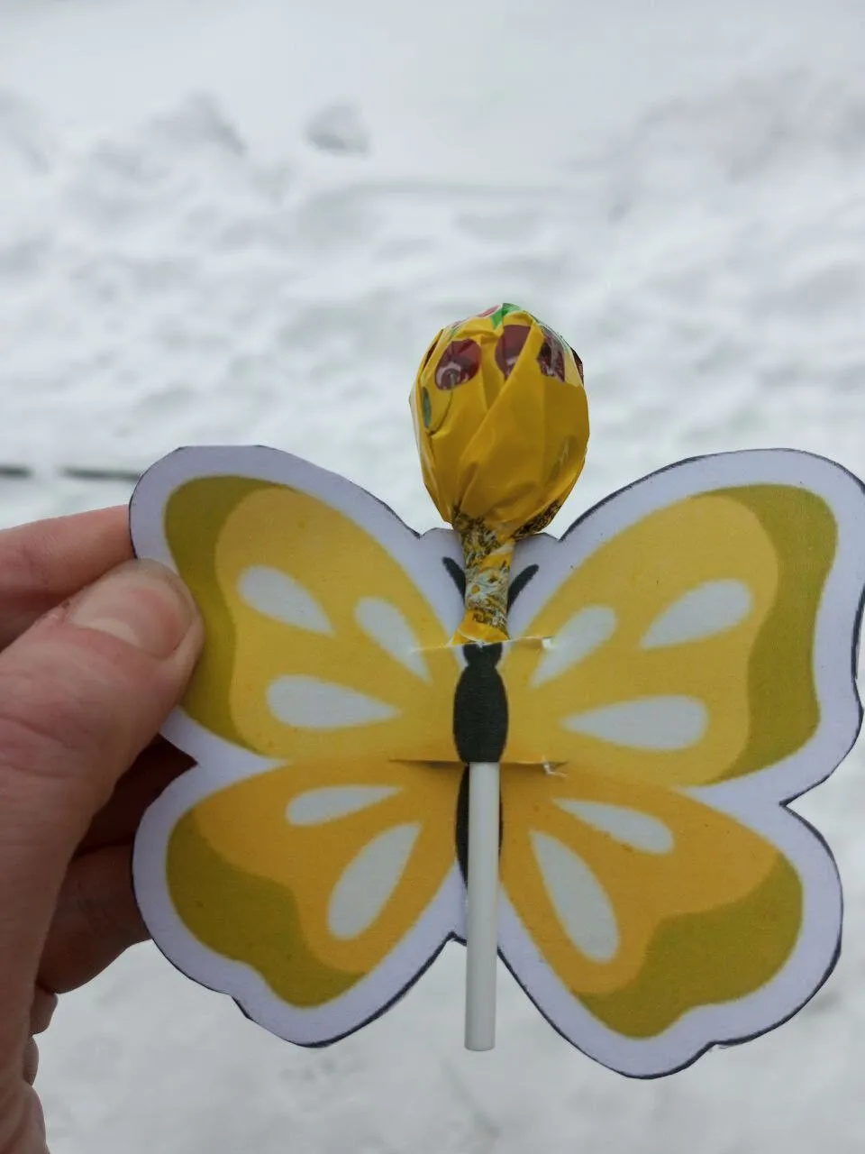 В России матери погибшего на войне против Украины оккупанта вручили чупа-чупс. Фото