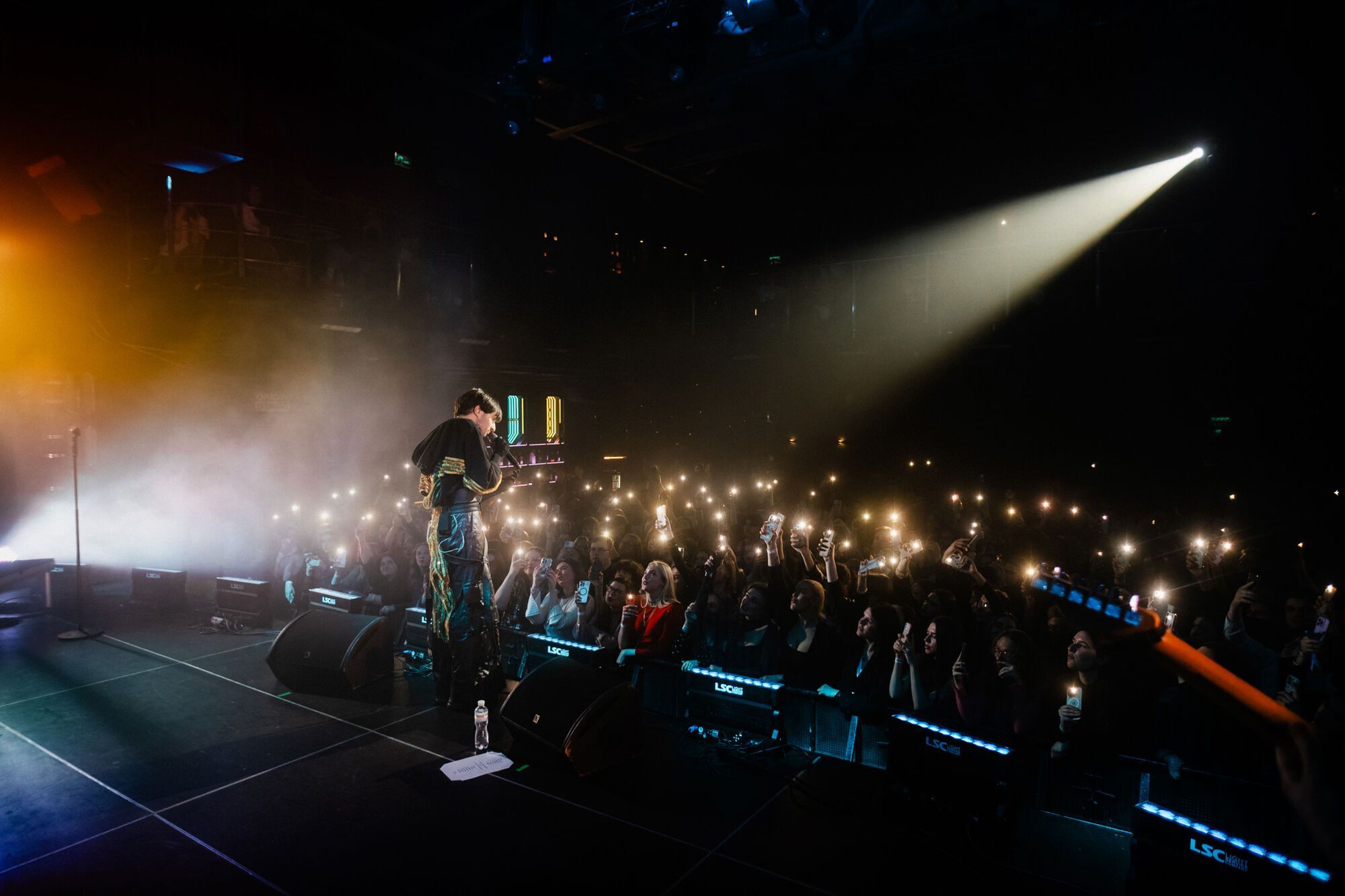 Солдаут и премьера мини-альбома "Триптих": как прошел сольный концерт KHAYAT