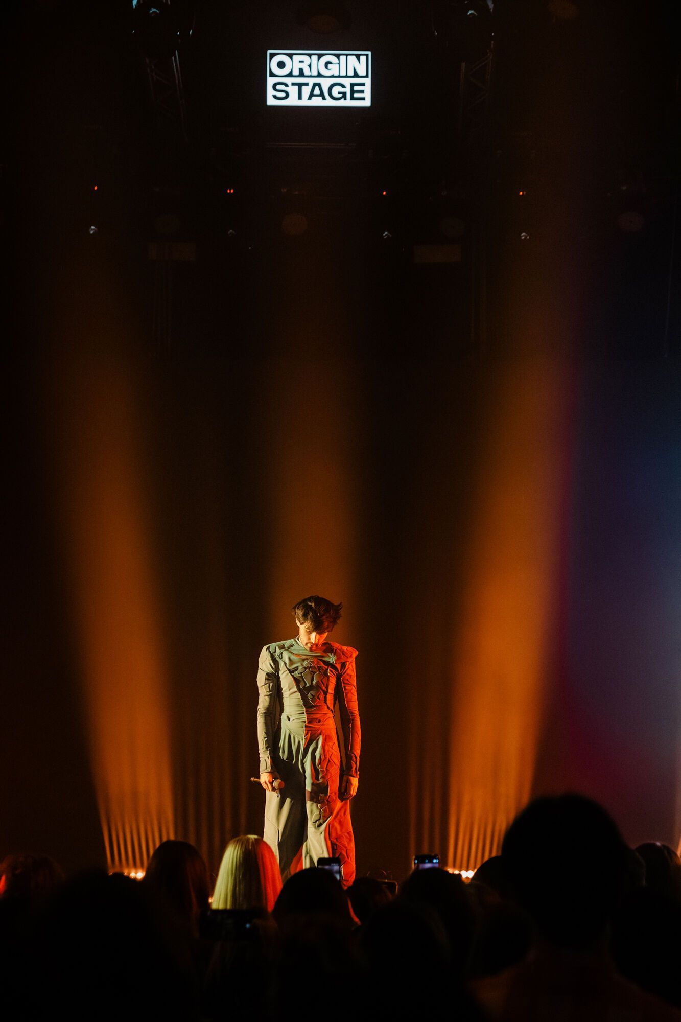 Солдаут и премьера мини-альбома "Триптих": как прошел сольный концерт KHAYAT