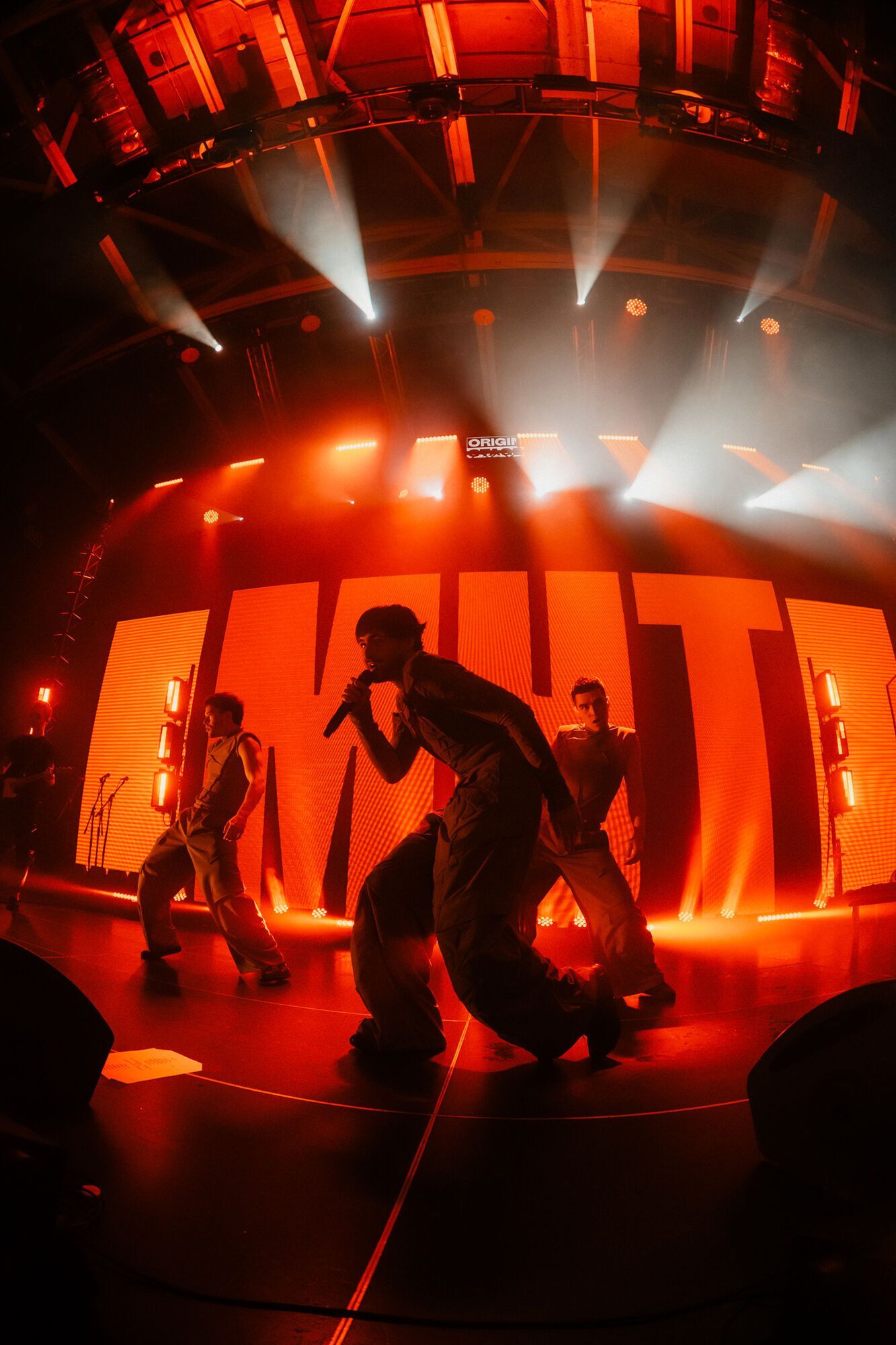 Солдаут и премьера мини-альбома "Триптих": как прошел сольный концерт KHAYAT